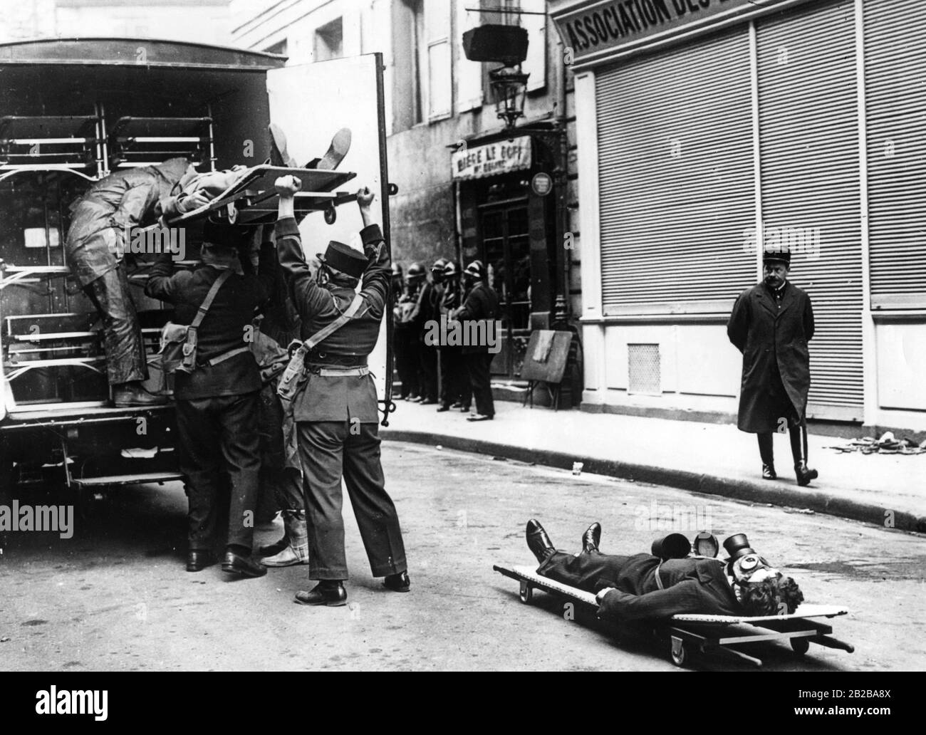 Mobilisierung in Frankreich in den letzten Friedenswochen vor dem Zweiten Weltkrieg. Das Bild zeigt Luftverteidigungsübungen in Paris. Eine Demonstration des Transports von gasvergifteten und verletzten Menschen. Stockfoto