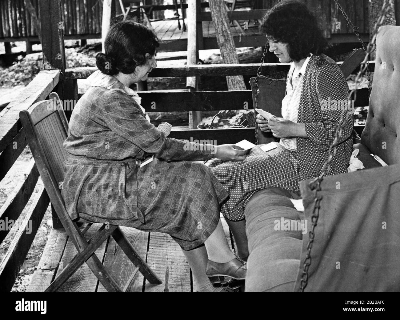 Neuer Deal: Frauen in einem Lager für Arbeitslose in New York spielen Karte. Stockfoto