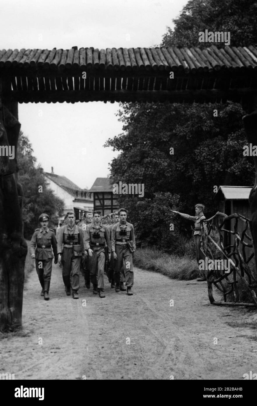 Marschierende Hitlerjugend in einem Truppenübungsplatz. Stockfoto