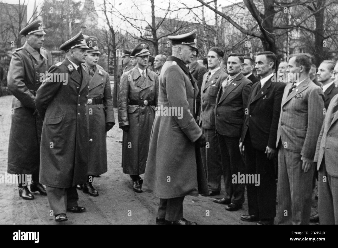 General Erich Friderici bei einem Besuch der Schulungsburg Oberelbe, die nach der Besetzung der Tschechoslowakei im März 1939 entstand. Erich Friderici im Gespräch mit Basisbeamten im Herbst 1940. Stockfoto