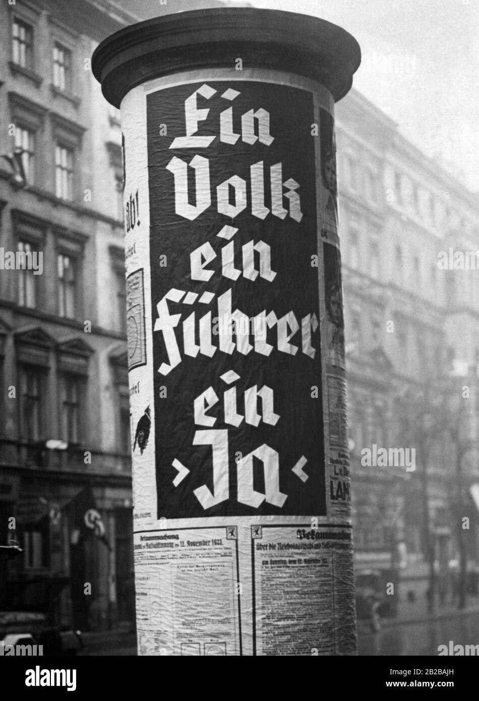 Werbespalte mit einem Plakat mit der Aufschrift "Eine Nation, ein Führer, ein Ja" während des Wahlkampfs zur Bundestagswahl vom 12.11.1933 und dem Referendum über den Austritt aus dem Völkerbund. Stockfoto