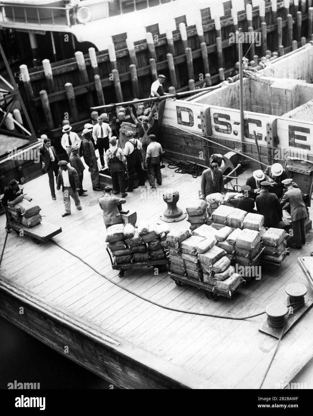 Prohibition: Polizisten entdeckten, dass in New York ein Mülltopf zum Bootlegern verwendet wird. Stockfoto