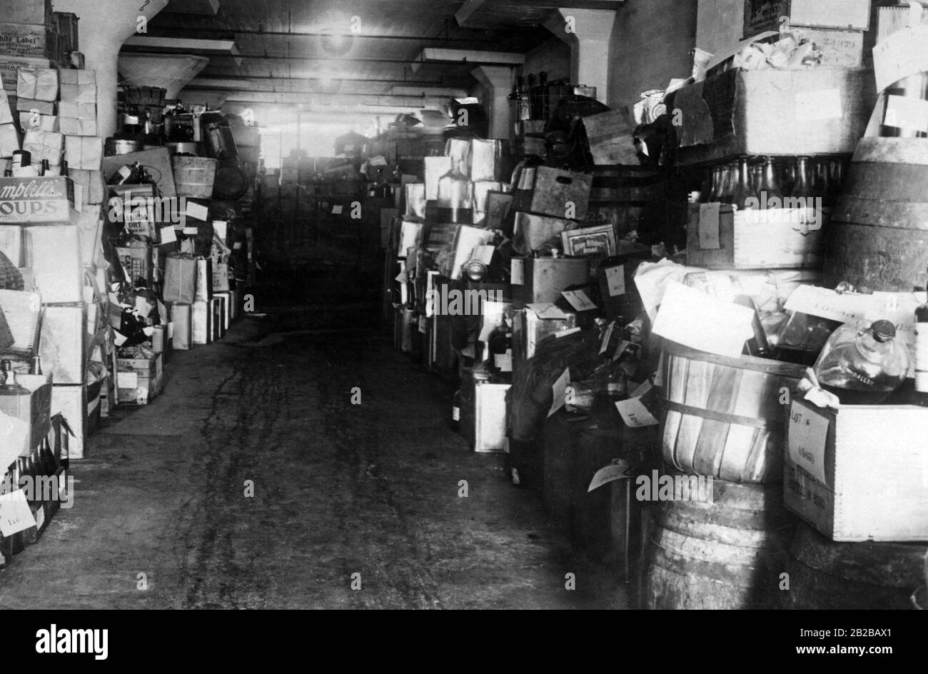 Prohibition: Beschlagnahmter Alkohol in einem Lagerhaus in Brooklyn, New York. Stockfoto