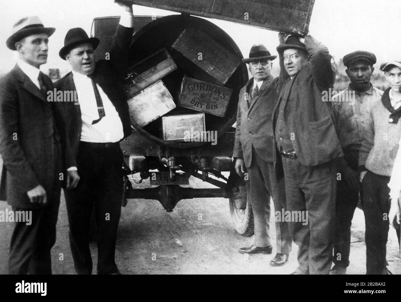 Prohibition: Ein Mineralöltransporter zum Schmuggeln von Alkohol (Gordon's Dry Gin) (undatiertes Bild). Stockfoto