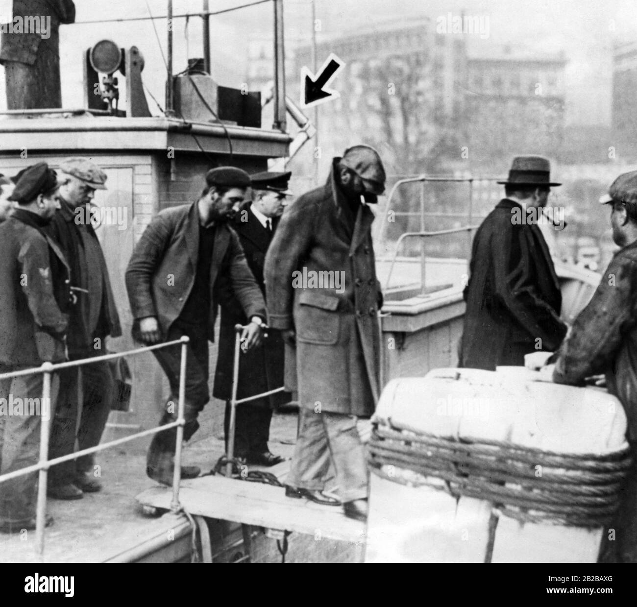 Prohibition: Festgenommene Bootlegger verlassen einen Rum-Läufer (Schiff zum Schmuggeln von Alkohol) in den USA. Stockfoto