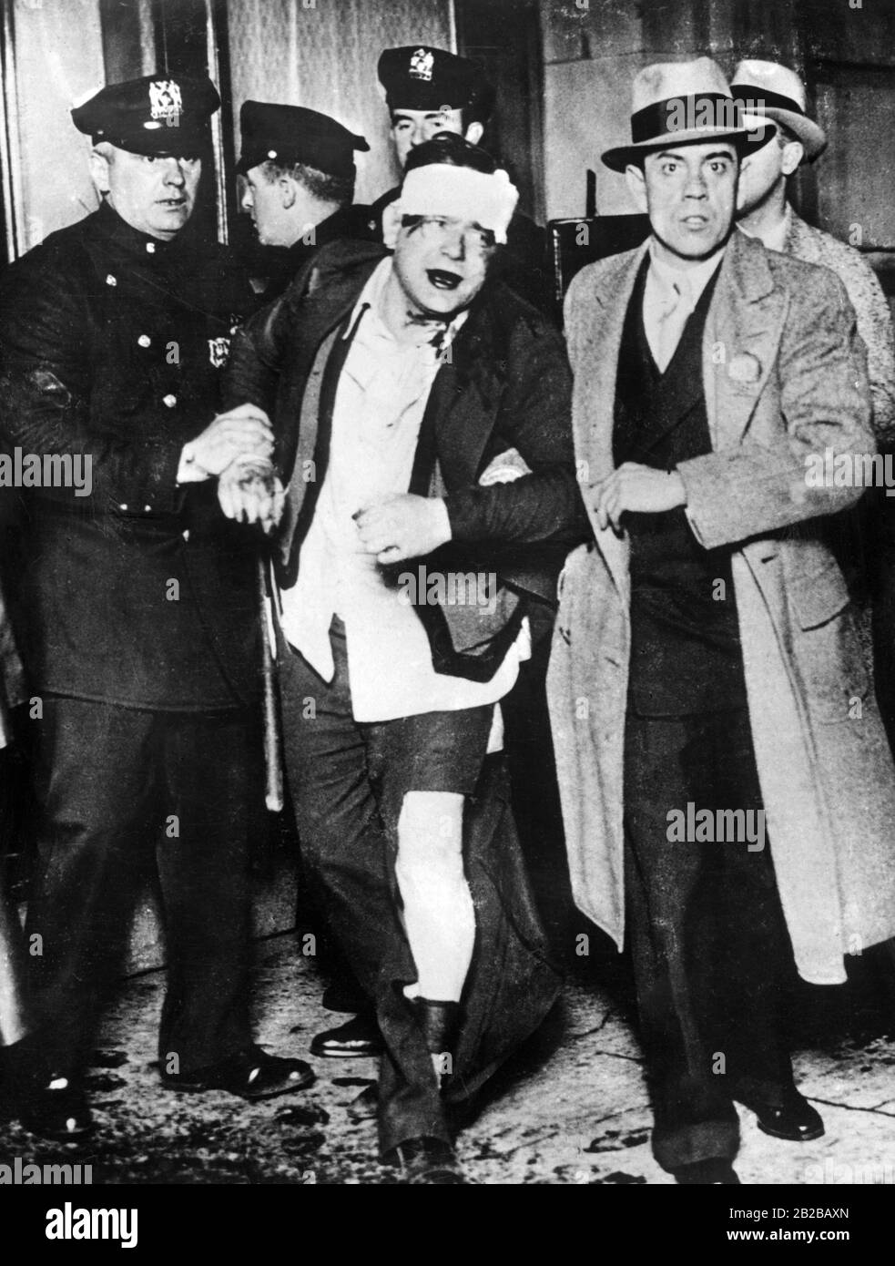 Prohibition: Ein Bootlegger wird von der Polizei in New York festgenommen. Stockfoto