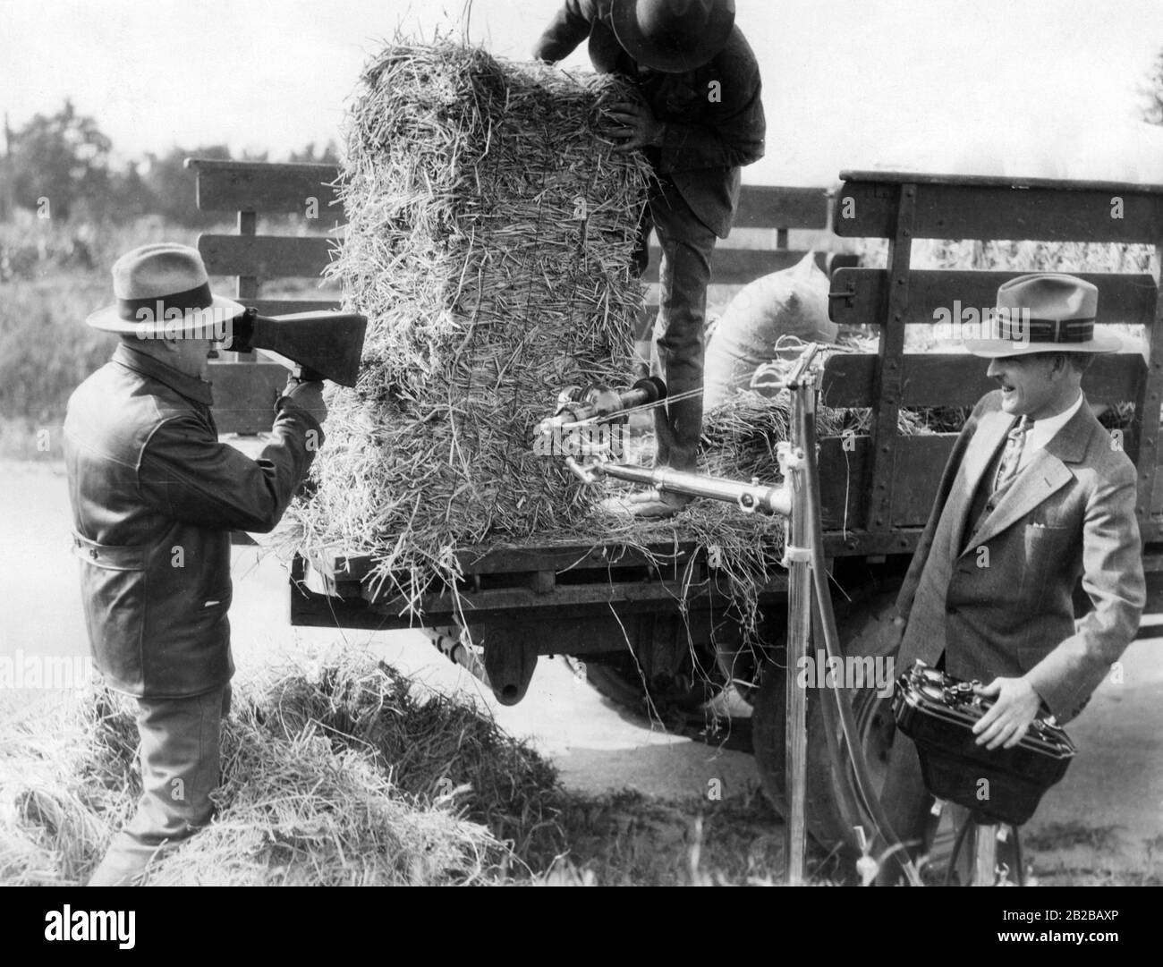 Prohibition: Trockenmittel suchen in den USA ein Auto mit einer tragbaren Röntgeneinheit. Stockfoto