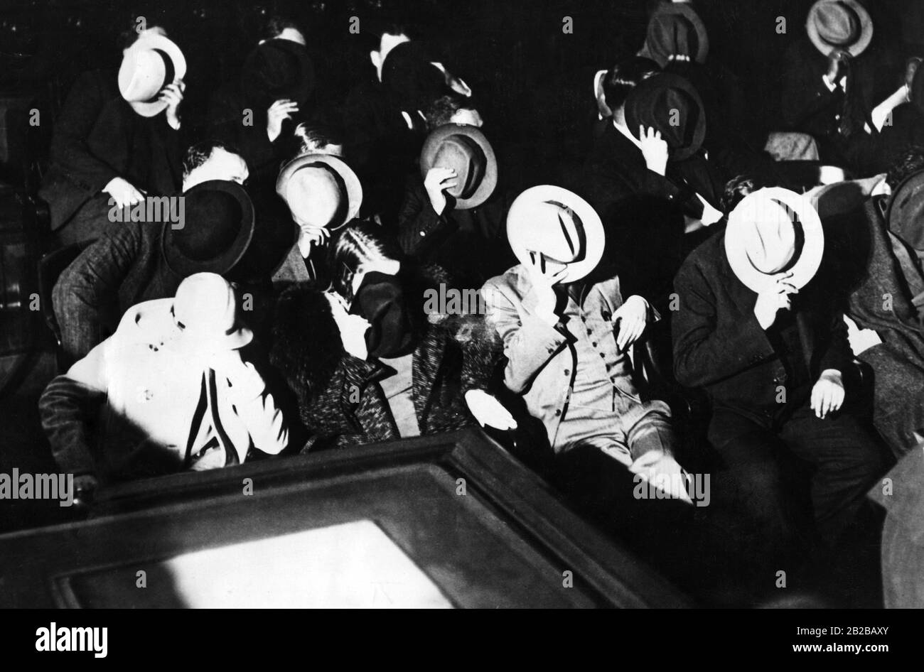 Prohibition: Festgenommene Bootlegger in einer Polizeistation in Philadelphia. Stockfoto