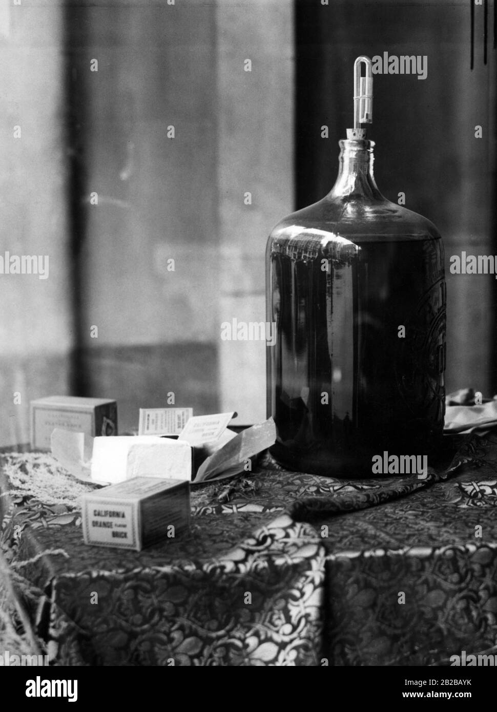 Prohibition: Eine Flasche Wasser für die Zubereitung von "Weinziegeln" (Komprimierte Trauben, die bei der Wasserzubereitung Wein werden) in New York. Stockfoto