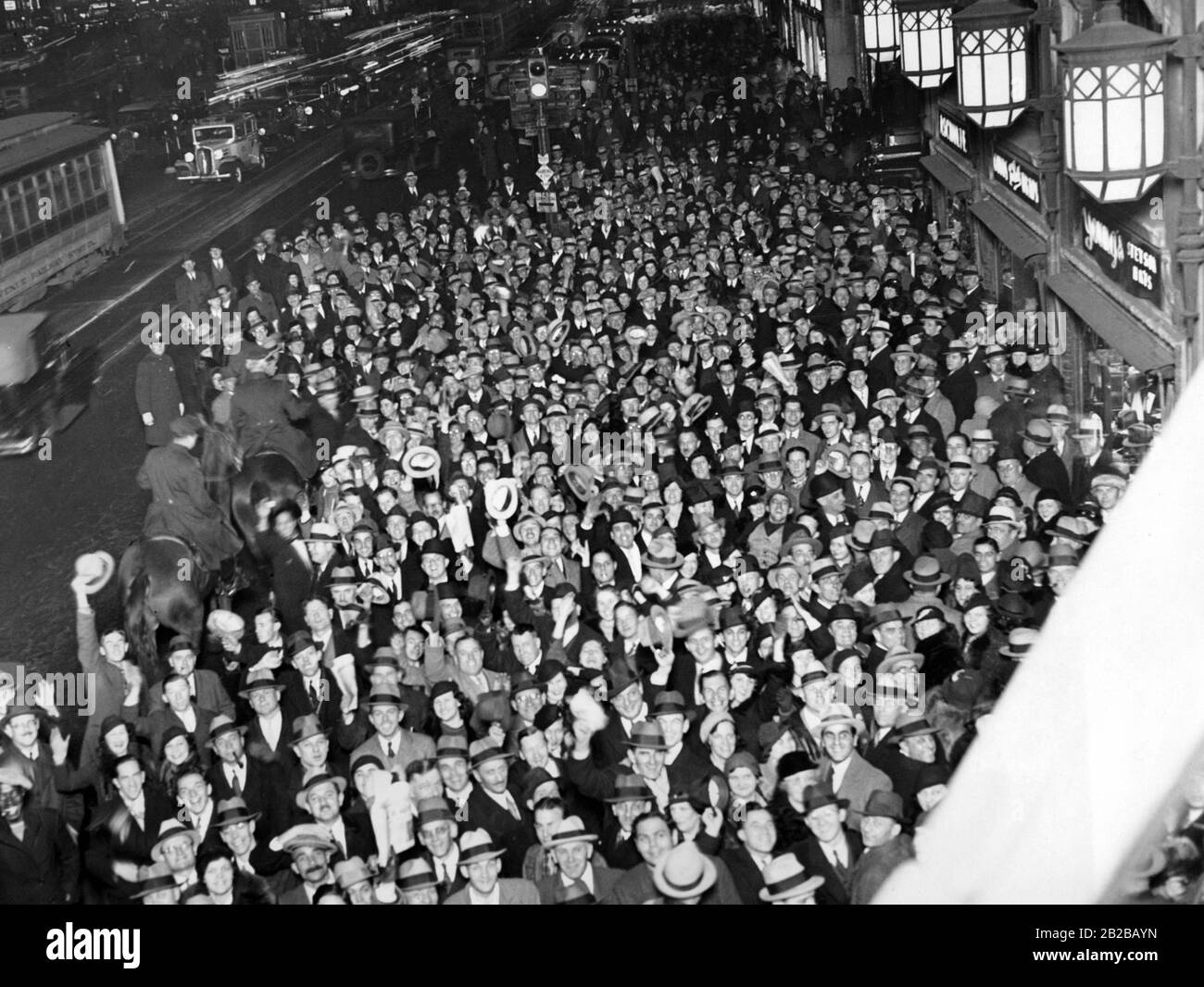Verbot: Aufhebung des Trinkverbots in New York. Das Bild zeigt eine Menschenmenge vor dem Hotel Astor. Stockfoto