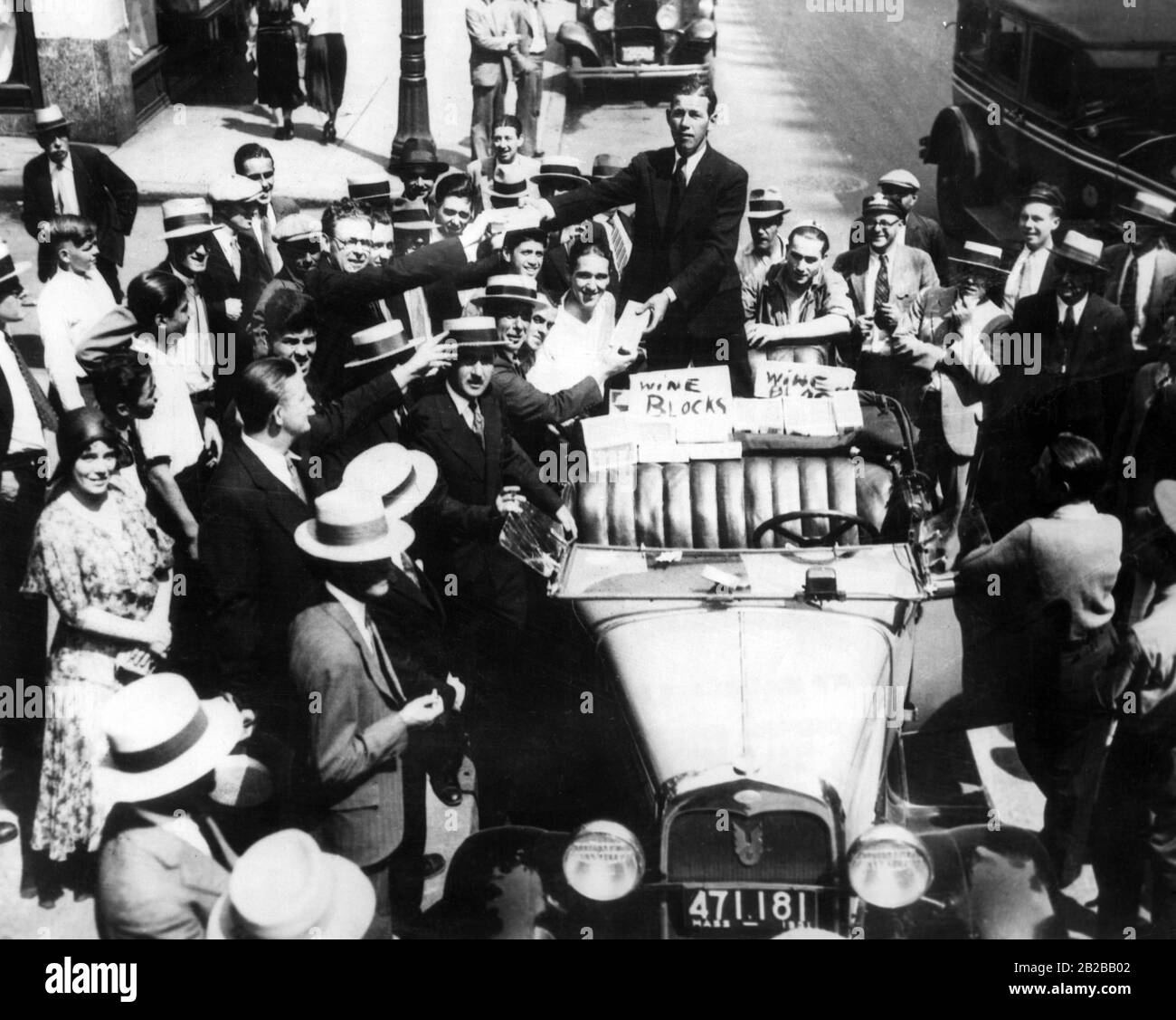 Prohibition: Man verkauft "Weinflöcke" (eine legale Form von Wein während der Prohibition, weil es eigentlich Saft sein sollte) aus einem Auto in Boston. Stockfoto