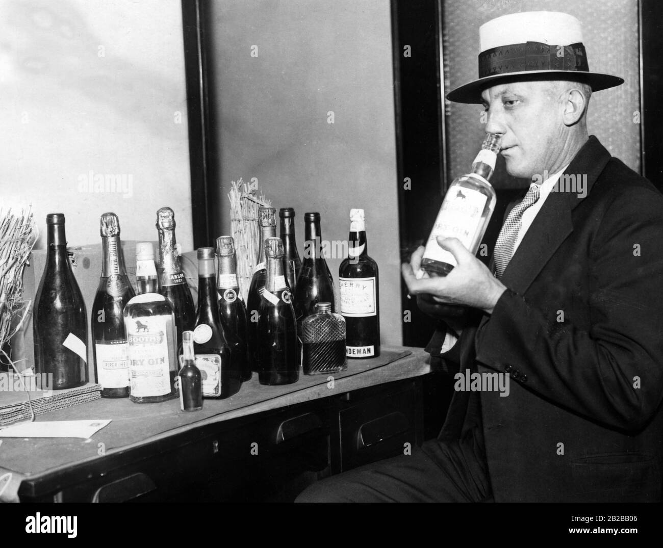 Prohibition: Bei einem überfall in New York die Polizei (H.G. Sipe) findet Alkohol. Stockfoto