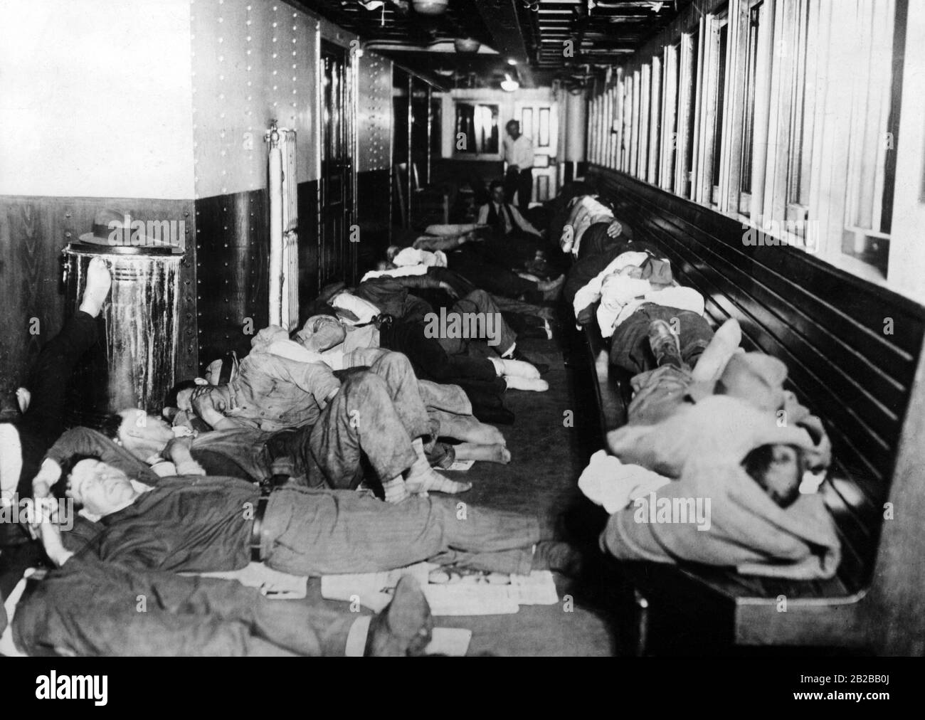 Weltwirtschaftskrise: Obdachlose schlafen im Dampfer "Colonel Clayton" in New York (undatiertes Bild). Stockfoto