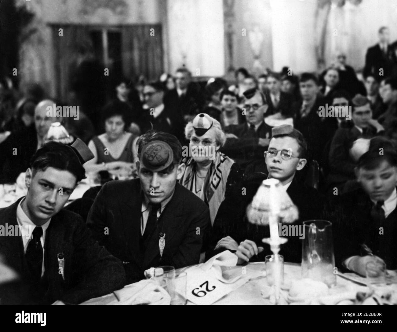Prohibition: Frauen und Männer sitzen an einem Tisch in einem Anti-Alcohol-Club in Amerika (undatiertes Bild). Stockfoto
