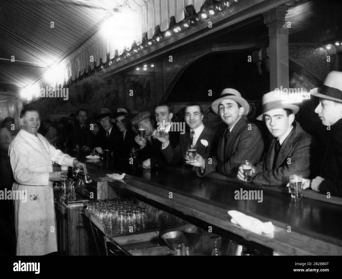Prohibition: Wiedereröffnung der Bar im Spider Kelly's Cafe in San Francisco nach der Überarbeitung des Volstead Act. Das Bild zeigt den trinkenden Mann an der Bar. Stockfoto