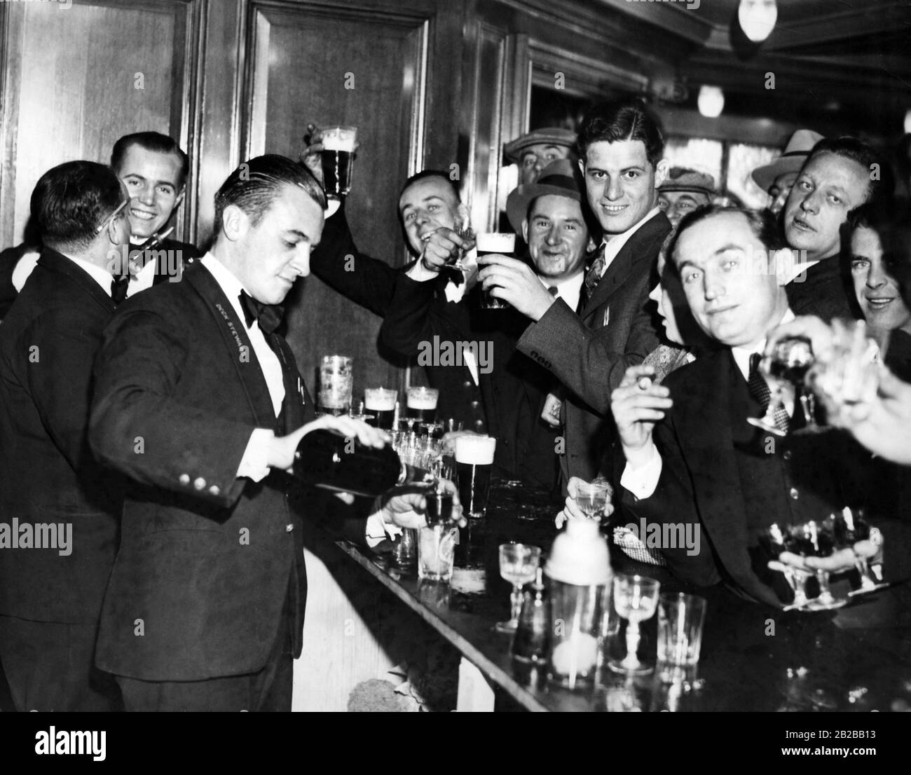 Prohibition: Frauen und Männer trinken Cocktails und Bier in einer Bar auf einem Kreuzfahrtschiff (Belgenland) in New York. Stockfoto