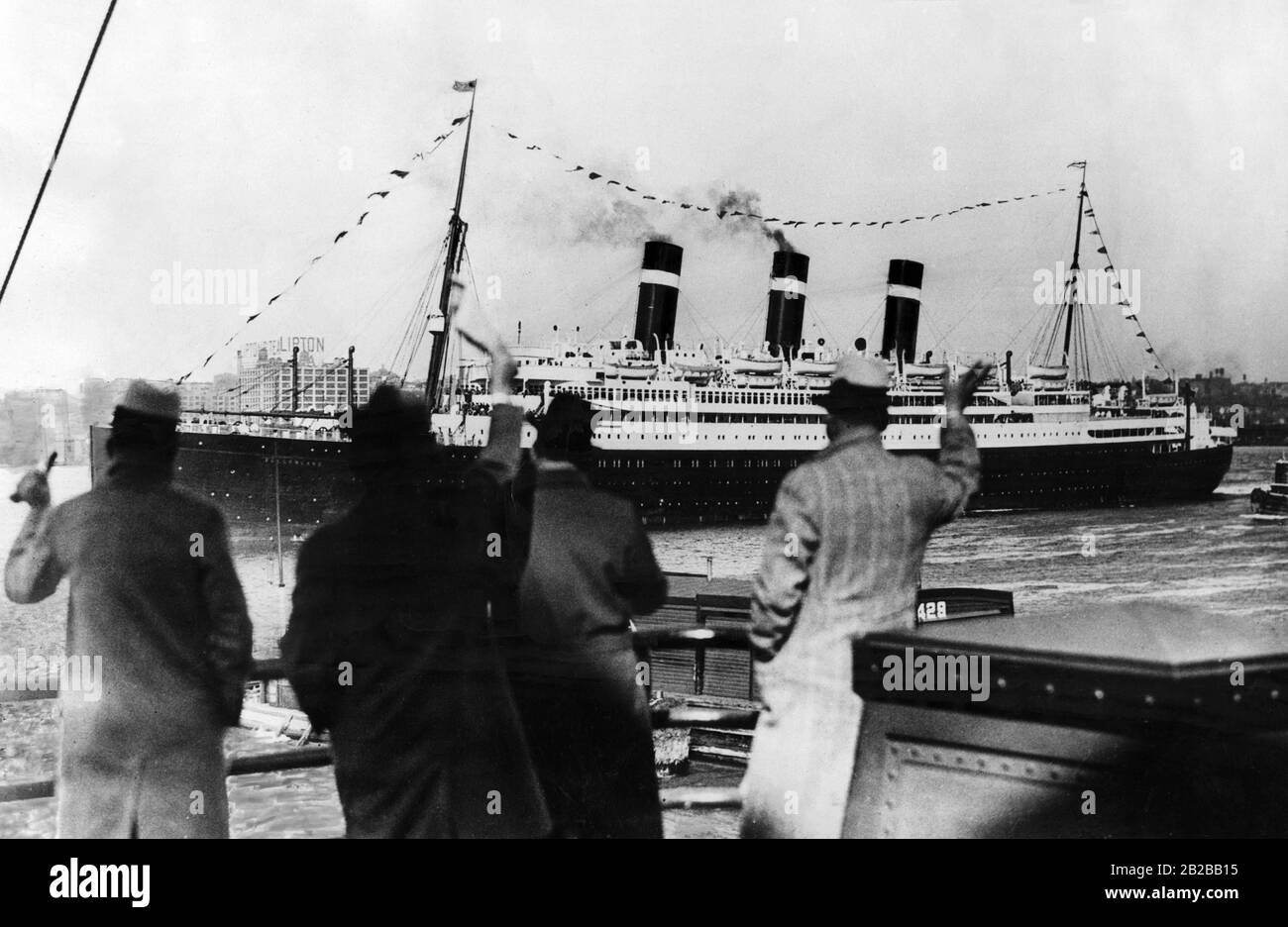 Prohibition: Kreuzfahrtschiff (Belgenland) in New York, wo hinter dem zehn Meilen langen Alkohol erlaubt war. Vor den winkenden Männern. Stockfoto