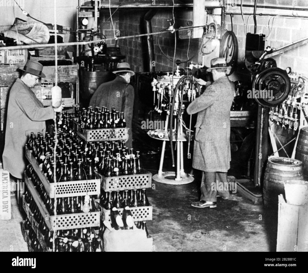 Prohibition: Polizisten entdecken eine Brauerei in New York, die vermutlich im Besitz von Jack Diamond war. Stockfoto