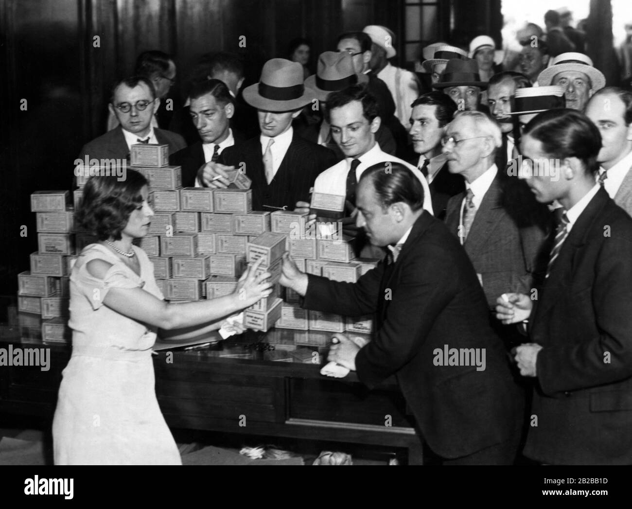 Prohibition: Eine Frau, die in New York "Weinziegel" (Komprimierte Trauben, die Wein werden, wenn sie in Wasser geben) verkauft. Stockfoto