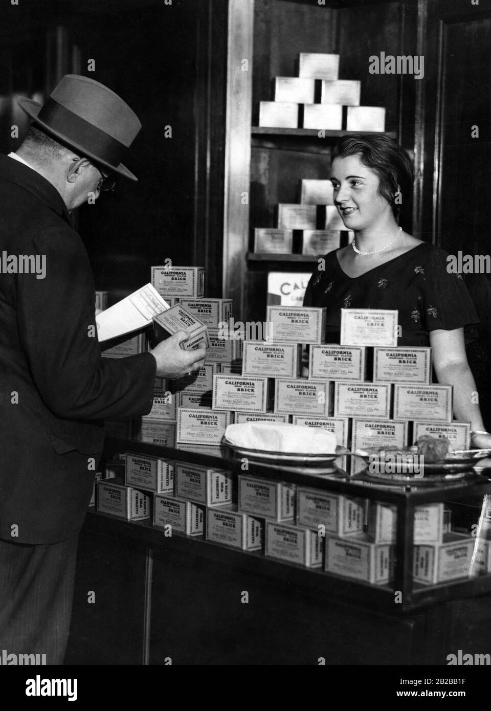 Prohibition: Eine Frau, die in New York "Weinziegel" (Komprimierte Trauben, die Wein werden, wenn sie in Wasser geben) verkauft. Stockfoto