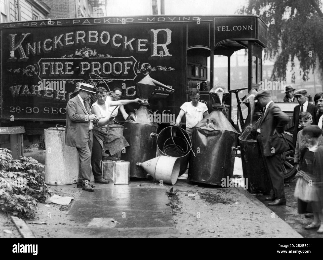 Prohibition: Bei einem überfall in New York wurden mehrere Stills gefunden. Im Rücken ein Knickerbocker Truck. Stockfoto