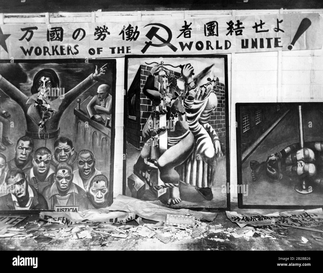 Weltwirtschaftskrise: Die Polizei von Los Angeles ("Red Squad") zerstörte die Gemälde eines Clubs. Verließ die Scottsboro Boys und über einem Banner ("Workers of the World Unite"). Stockfoto
