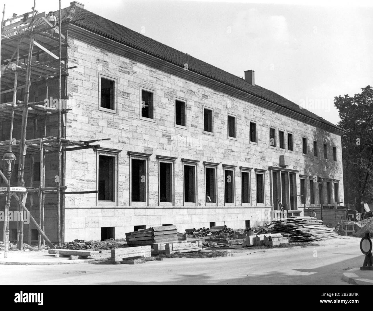 Bau der Jugoslawischen Botschaft in der Rauchstraße in Berlin. Für diesen Bau wurde die Villa der eingewanderten Familie von Mendelssohn-Bartholdy abgerissen. Stockfoto