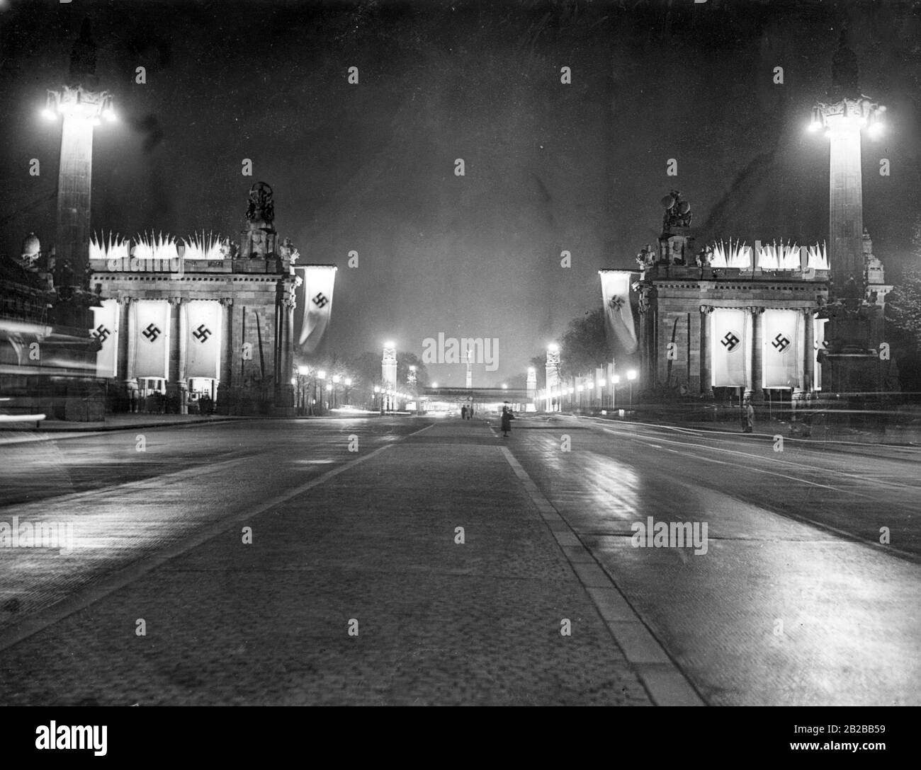 Auf der Berliner Ostwestachse das Charlottenburg Tor, dessen zwei Hälften weit auseinander gezogen wurden. Im Hintergrund die Siegessäule. Stockfoto