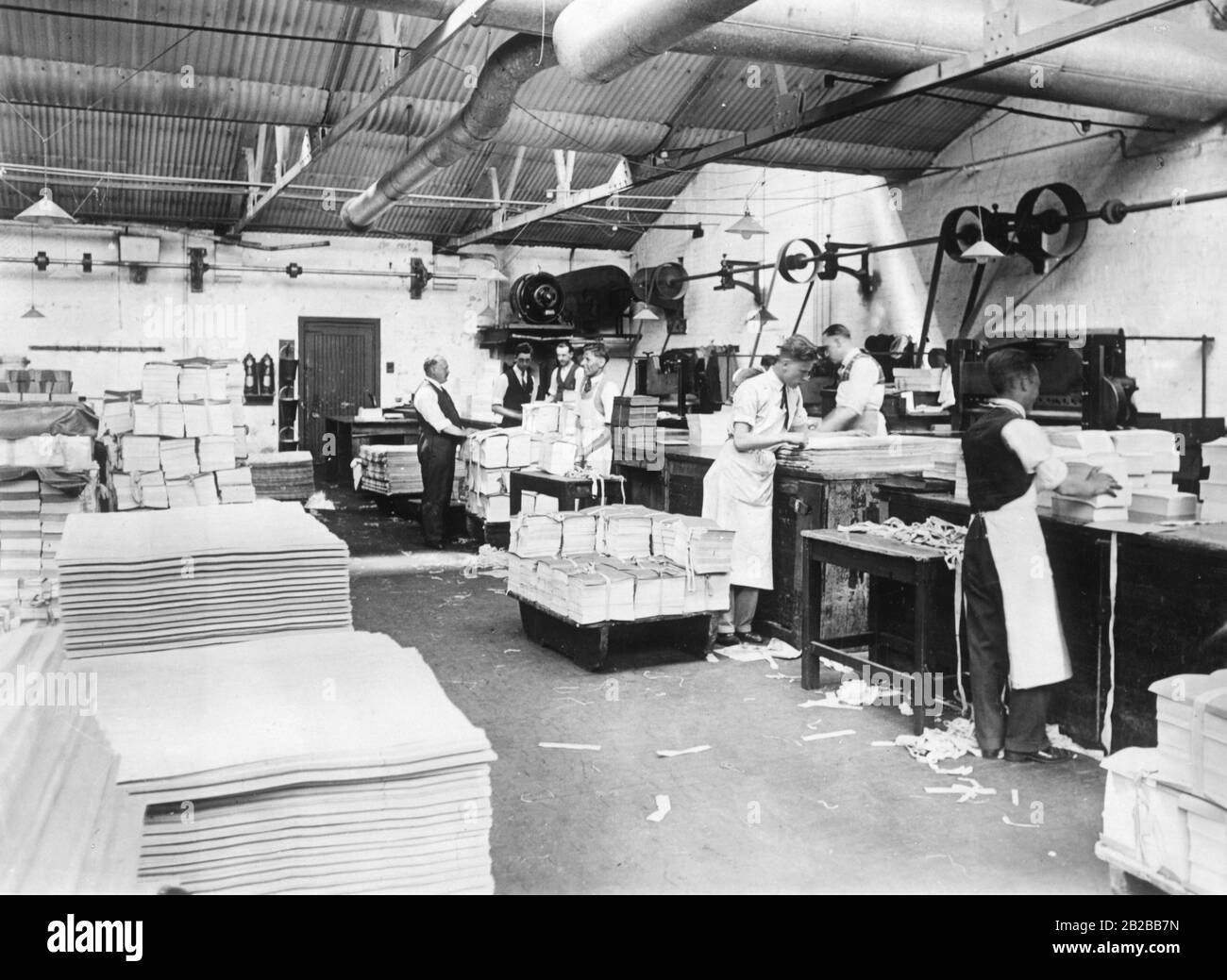 Die Große Depression in Großbritannien: Männer drucken Formulare für den Abzug von Interesse an Kriegsanleihen. Stockfoto