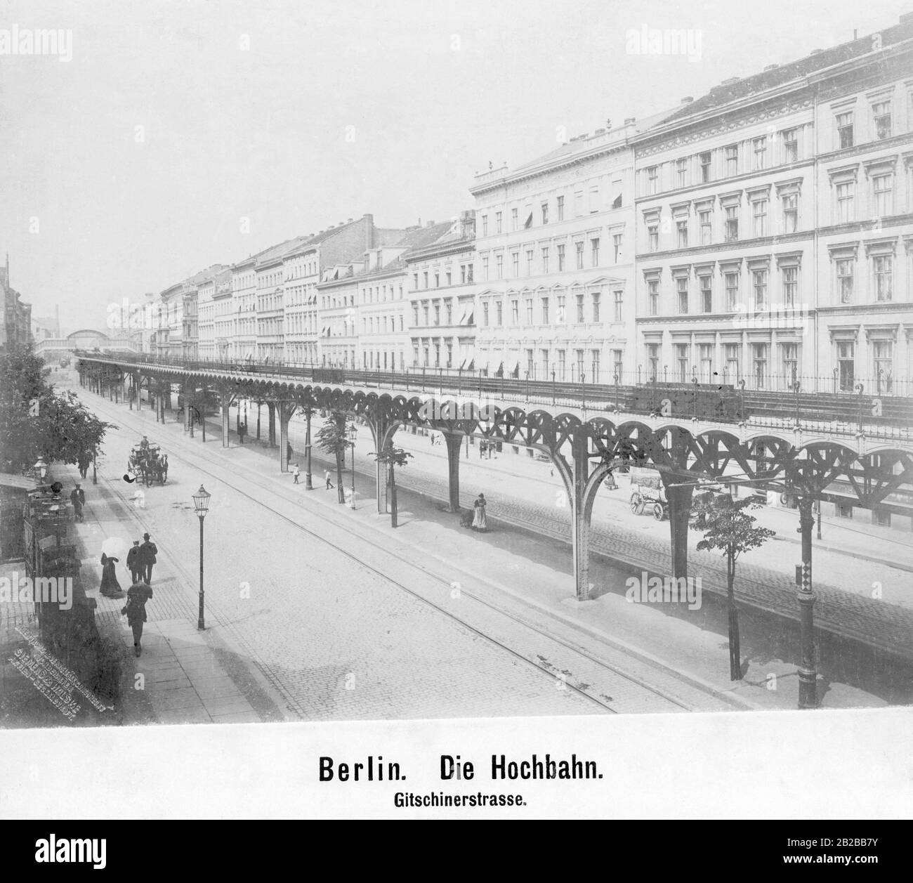 Die Hochbahn in der Gitschiner Straße in Berlin. Hinter links der Bahnhof Prinzenstraße. Undatiertes Foto. Stockfoto