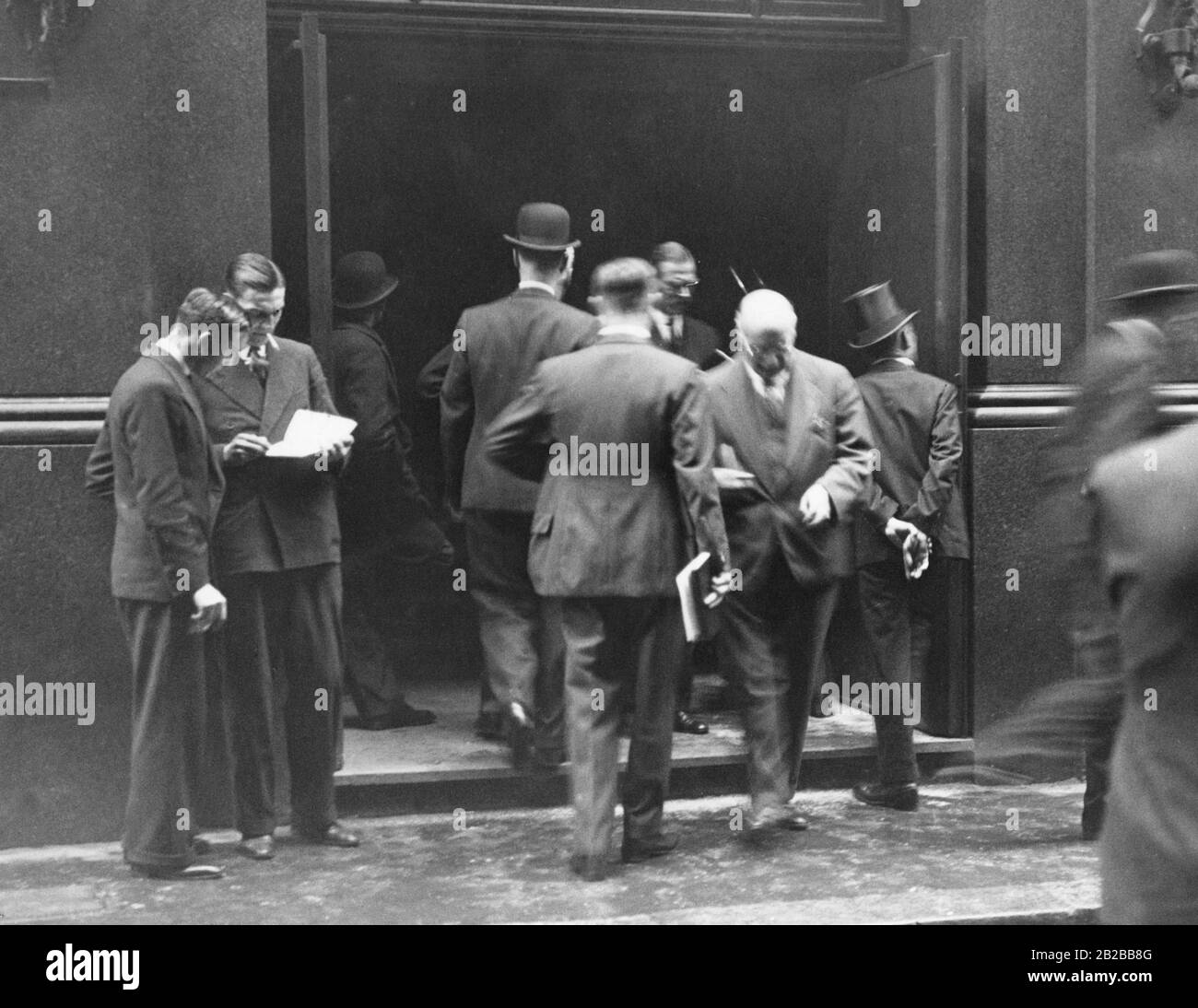 Die Große Depression in Großbritannien: Menschen, die vor der Börse über die Weltwirtschaftskrise sprechen. Stockfoto