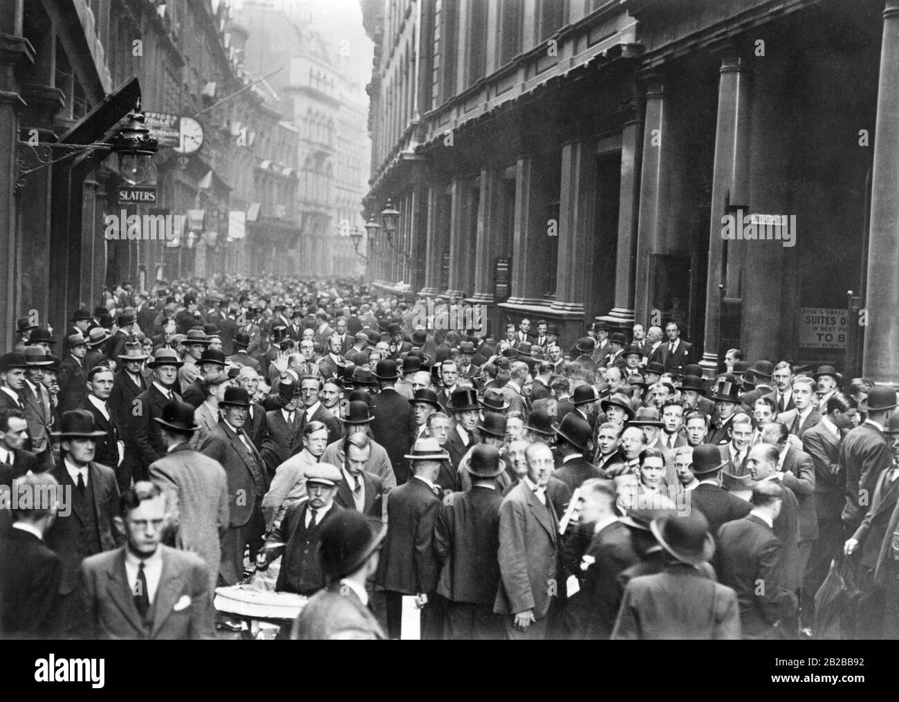 Die Große Depression in Großbritannien: Menschen, die vor der Börse sprechen (Das Pfund wird vom Goldstandard gelöst). Stockfoto