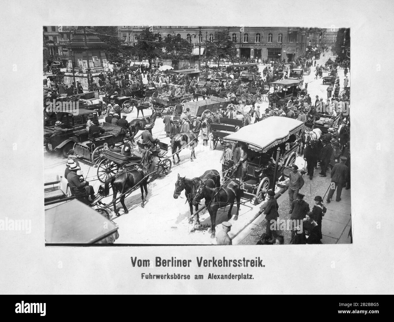 Der Alexanderplatz in Berlin voller Pferdekutschen und Busse. Der Verkehrsstreik fand im Zuge der Berliner Märzkämpfe in der Endphase der Novemberrevolution von 1918 statt. Stockfoto