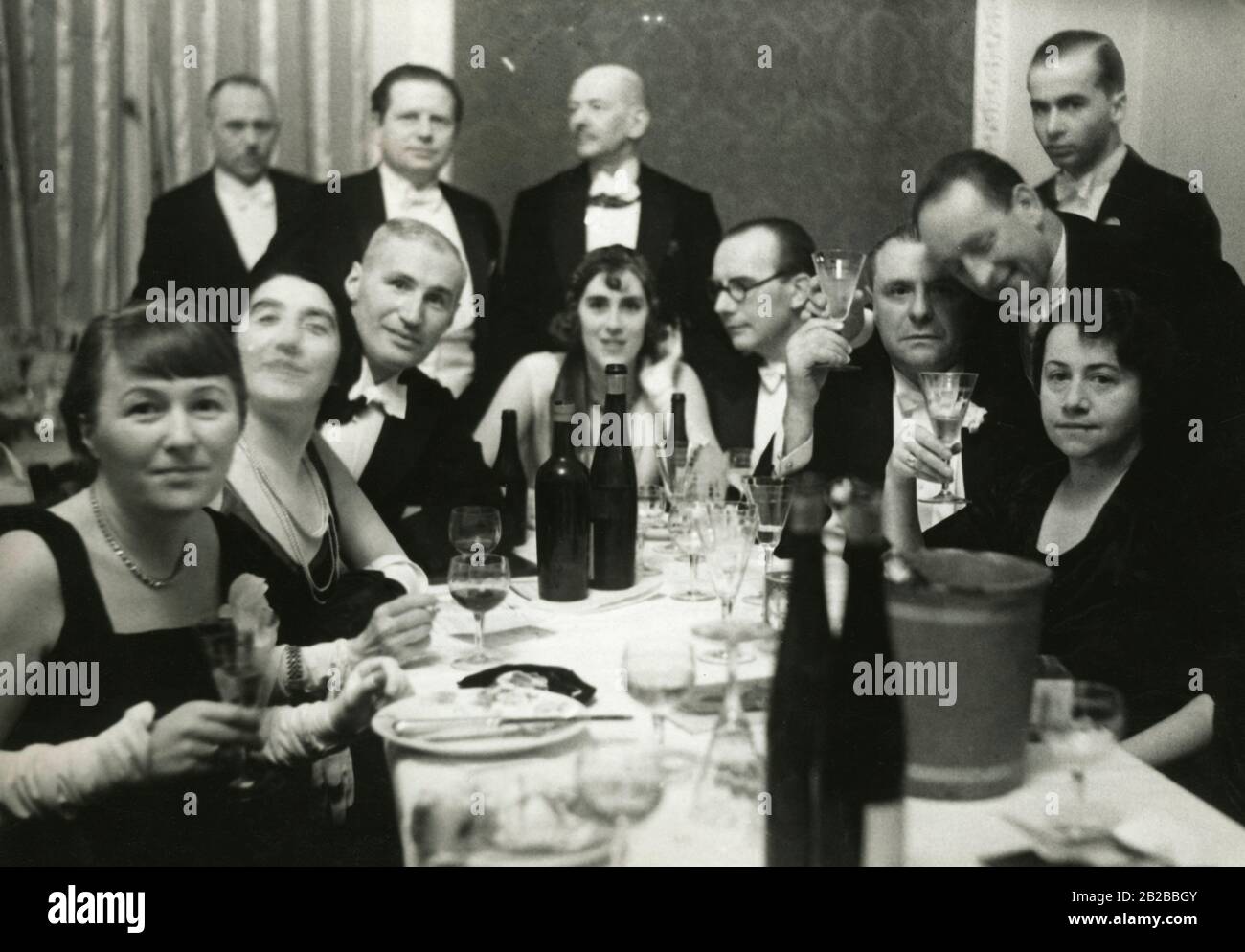 Der Tisch der Berliner Secession am Presseball. Von links nach rechts: Frau Fritsch, Abramcyck, Ernst frisch, Ludwig Dettmann, Miss Hauker, Wolf Rohricht, Dr. Hartmann, Charl. Berend-Korinth, Prof. Max Pechstein. Stockfoto