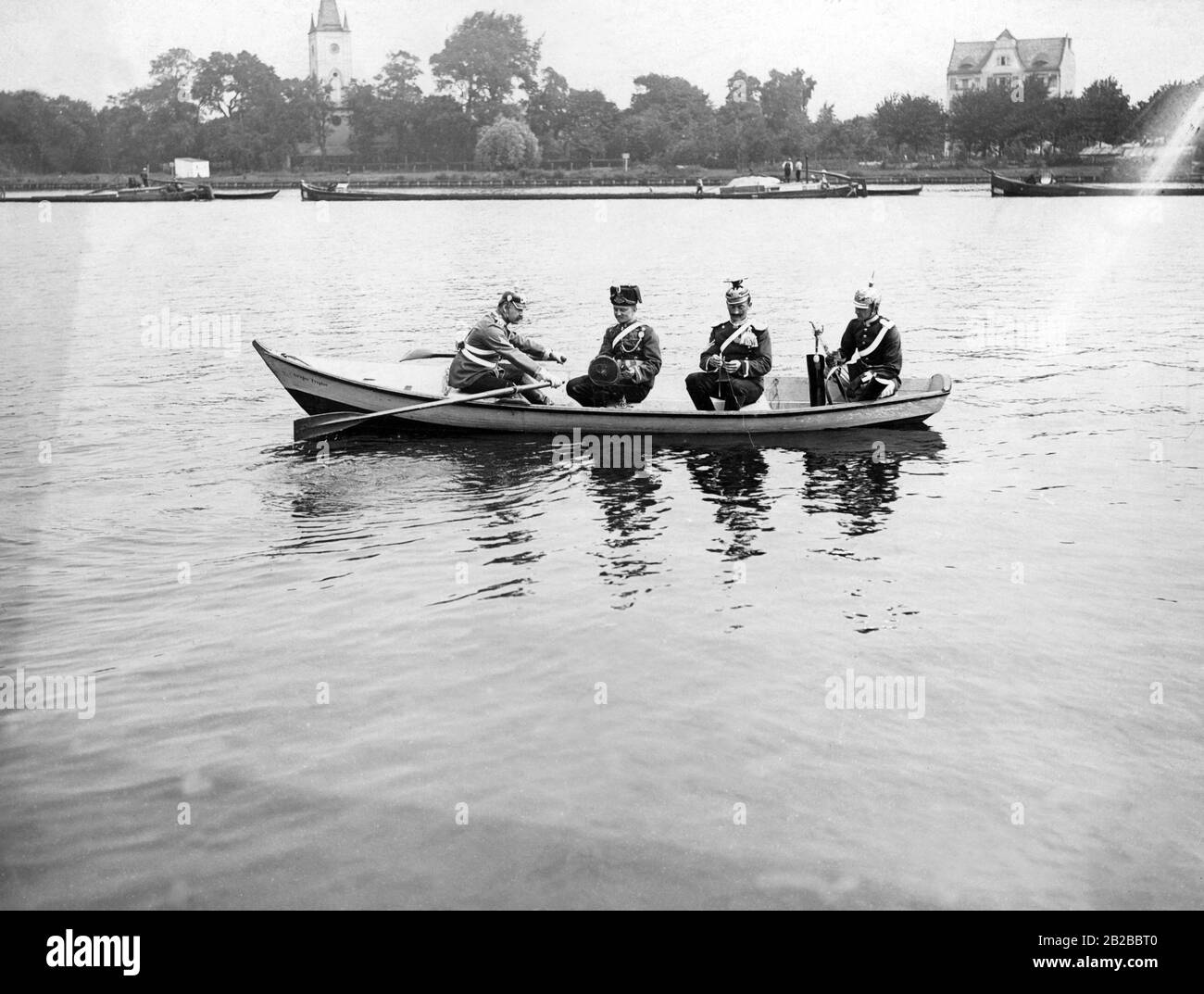 Soldaten der Telegrafeneinheit bei der Arbeit auf dem Wasser. Undatiertes Foto. Stockfoto