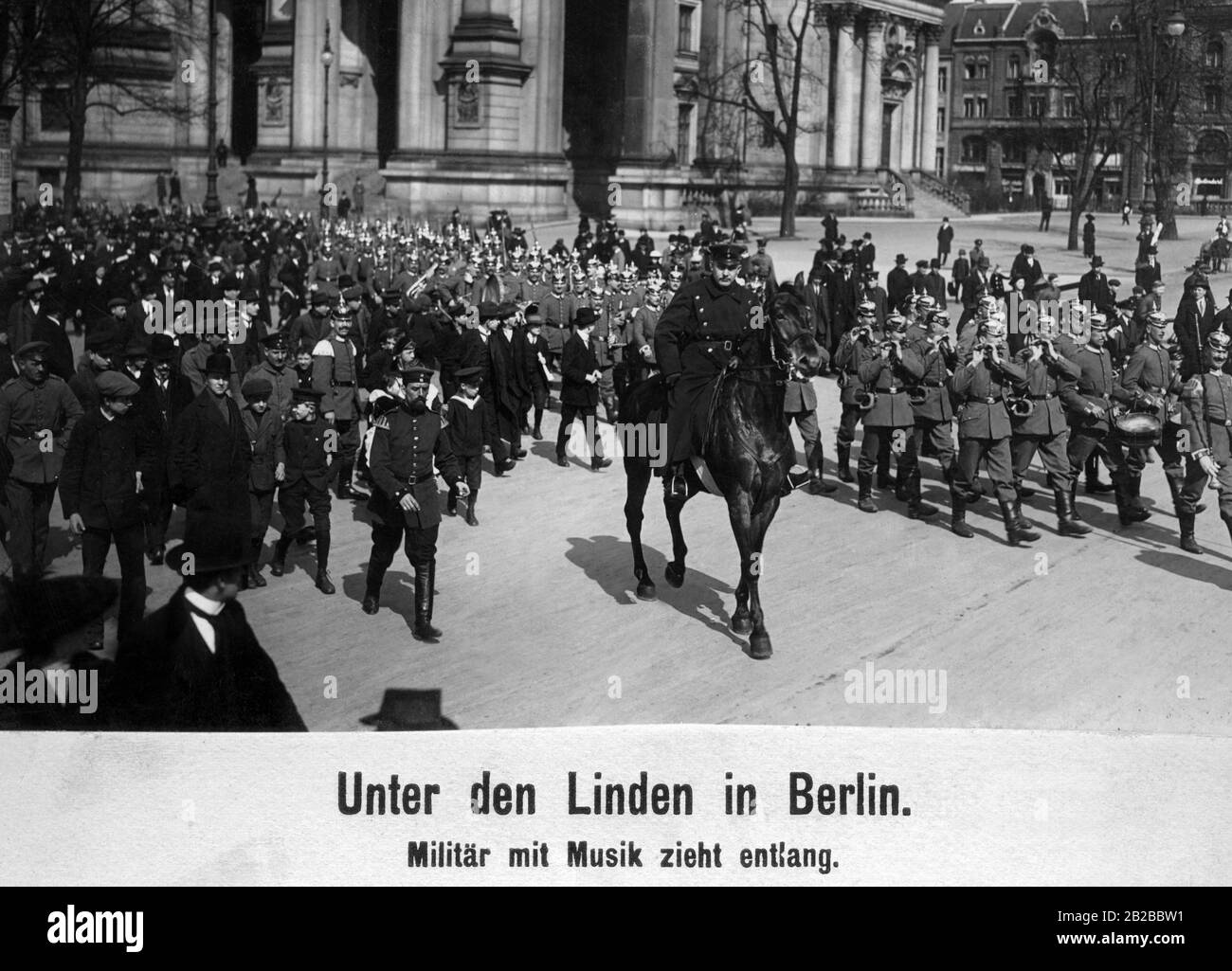 Ein Musikcorps marschiert in unter den Linden in Berlin. Stockfoto