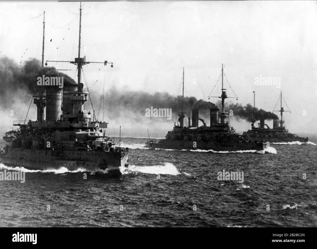 Schiffe der deutschen Kriegsflotte der Kaiser-Klasse in der Dwarslinie (Linienabbruch), einer gewissen Formation von Kriegsschiffen. Stockfoto