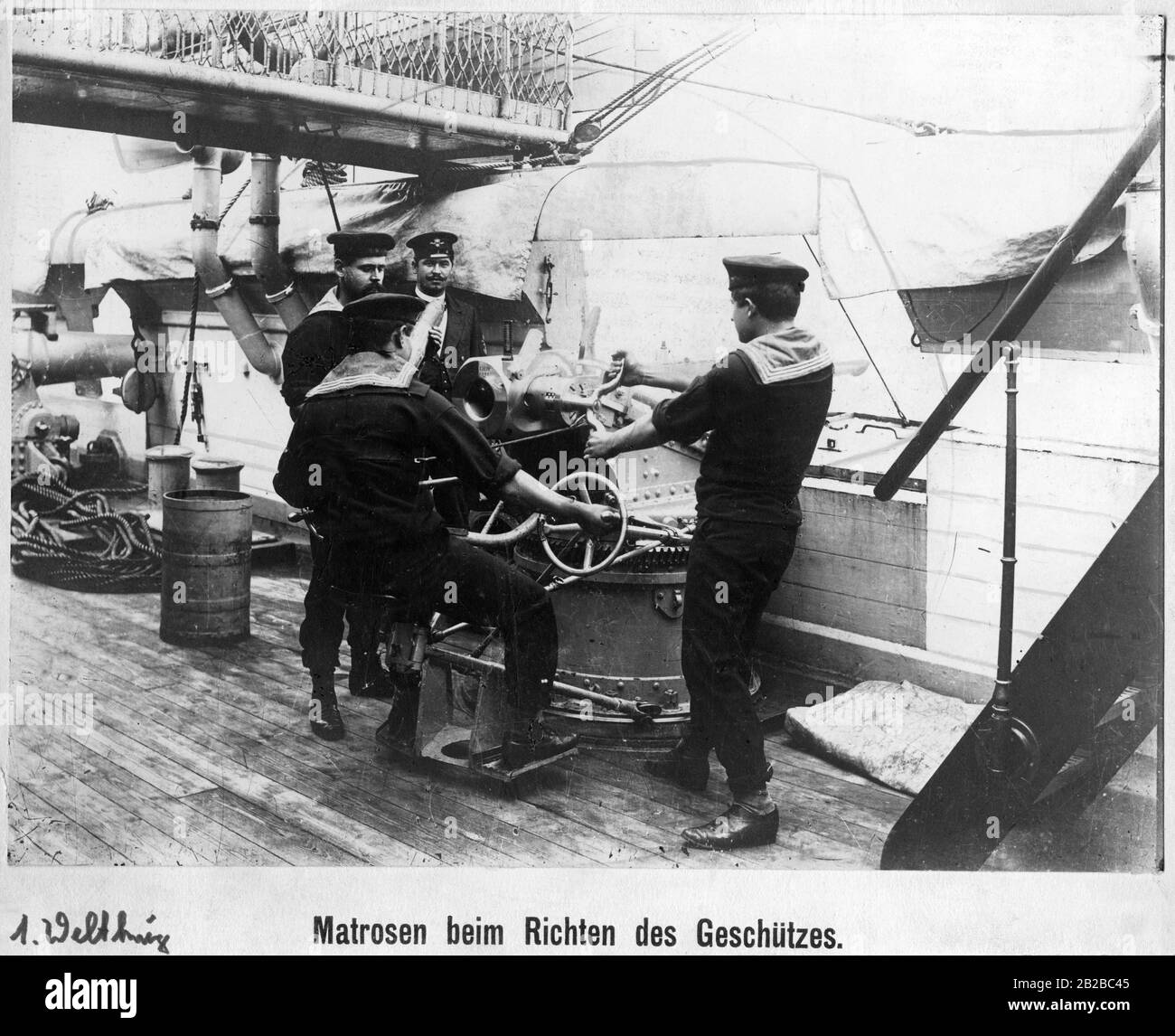 Auf einem deutschen Kriegsschiff der Kaiserlichen Marine zielen Seeleute auf eine Pistole. Stockfoto