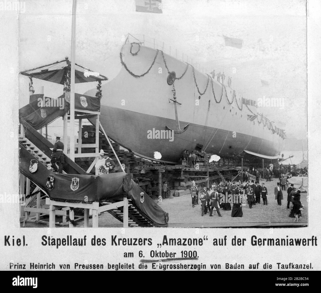 Start des Kreuzers Amazone auf der Germaniawerk in Kiel. Prinz Heinrich von Preßburg begleitet die Erbliche Herzogin von Baden auf der Taufe. Das Schiff ist ein leichter Kreuzergeschwader und gehört der Gazelle-Klasse an. Sie wurde als Aufklärungskreuzer eingesetzt. Stockfoto