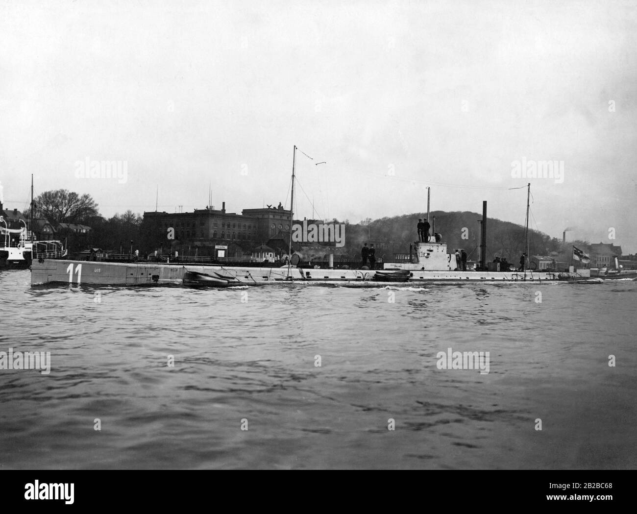 Blick auf die Marineschule in Muerwik, einem Stadtteil von Flensburg, wo die Marineinfanteristen vor ihrer Ernennung zum Leutnants ausgebildet wurden. Das Bild zeigt das U-Boot U11. Stockfoto