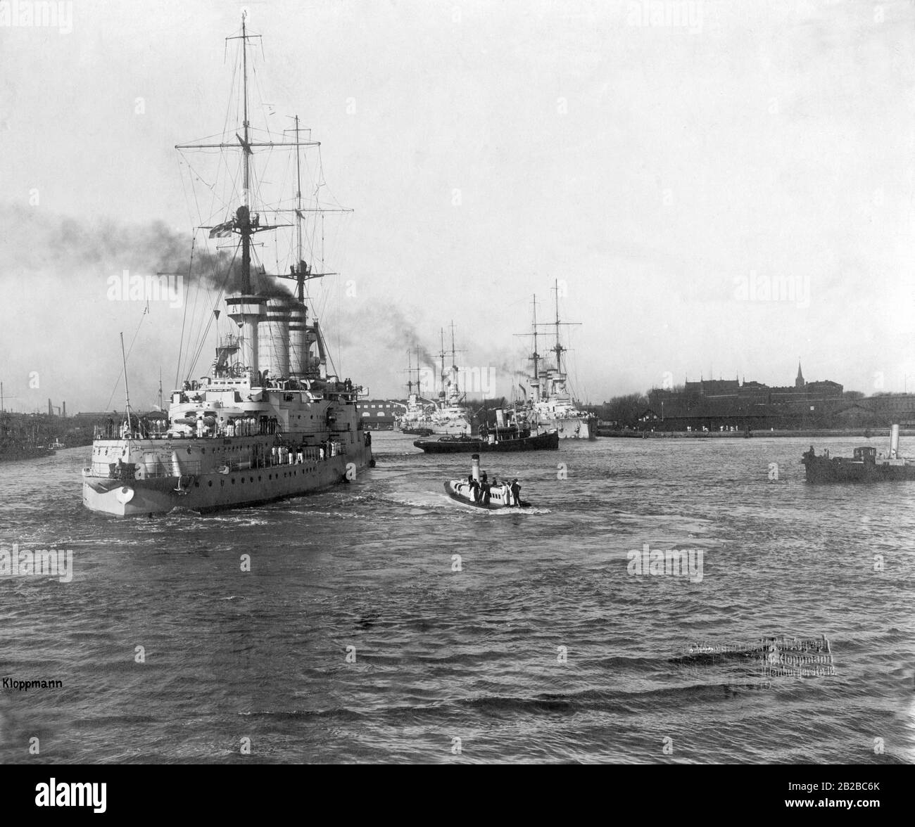 Nachdem Deutschland den ersten Weltkrieg verloren hat, ziehen die deutschen Kriegsschiffe zur Übergabe an die Siegermächte nach Scapa Flow in Schottland. Vor der Übergabe erschreckten sie sich jedoch. Stockfoto