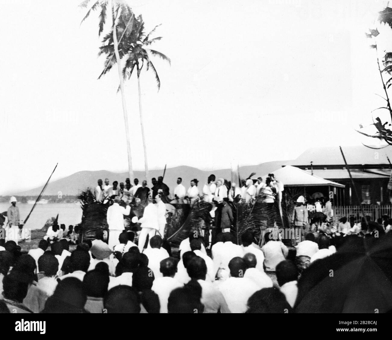 Der Samoa-Chef Mataafa leistet im Beisein des ersten deutschen Gouverneurs Wilhelm Solf, deutscher Beamter, vieler Missionare und Chefs, den Treueid. Stockfoto