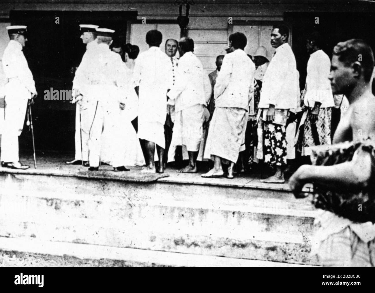 Der deutsche Gouverneur Dr. Wilhelm Solf lädt die samoanischen Chefs zu einem Empfang in seinem Haus in Samoa ein. (Undatiertes Bild). Stockfoto