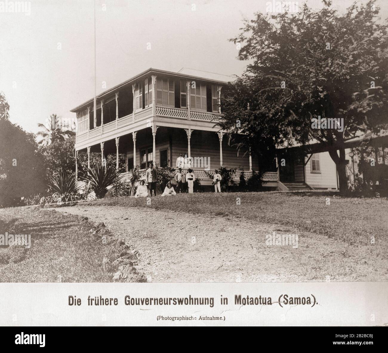 Die Residenz des deutschen Gouverneurs in Motaotua in der deutschen Kolonie Samoa. Auf der Veranda stehen der deutsche Gouverneur Wilhelm Solf und seine Frau Hanna. Stockfoto