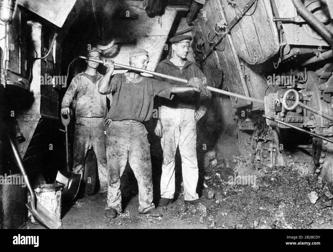 Schiff stochern an Bord eines deutschen Kriegsschiffs der Kaiserlichen Marine. Sie hatten praktisch keine Überlebenschance, wenn das Schiff sank oder Feuer fing. Als die deutsche Admiralität im November 1918 den letzten Kampf gegen die Engländer proklamierte, löschten die Stoker das Feuer unter den Kesseln, das die Meuterei des Seglers ausführte. Stockfoto