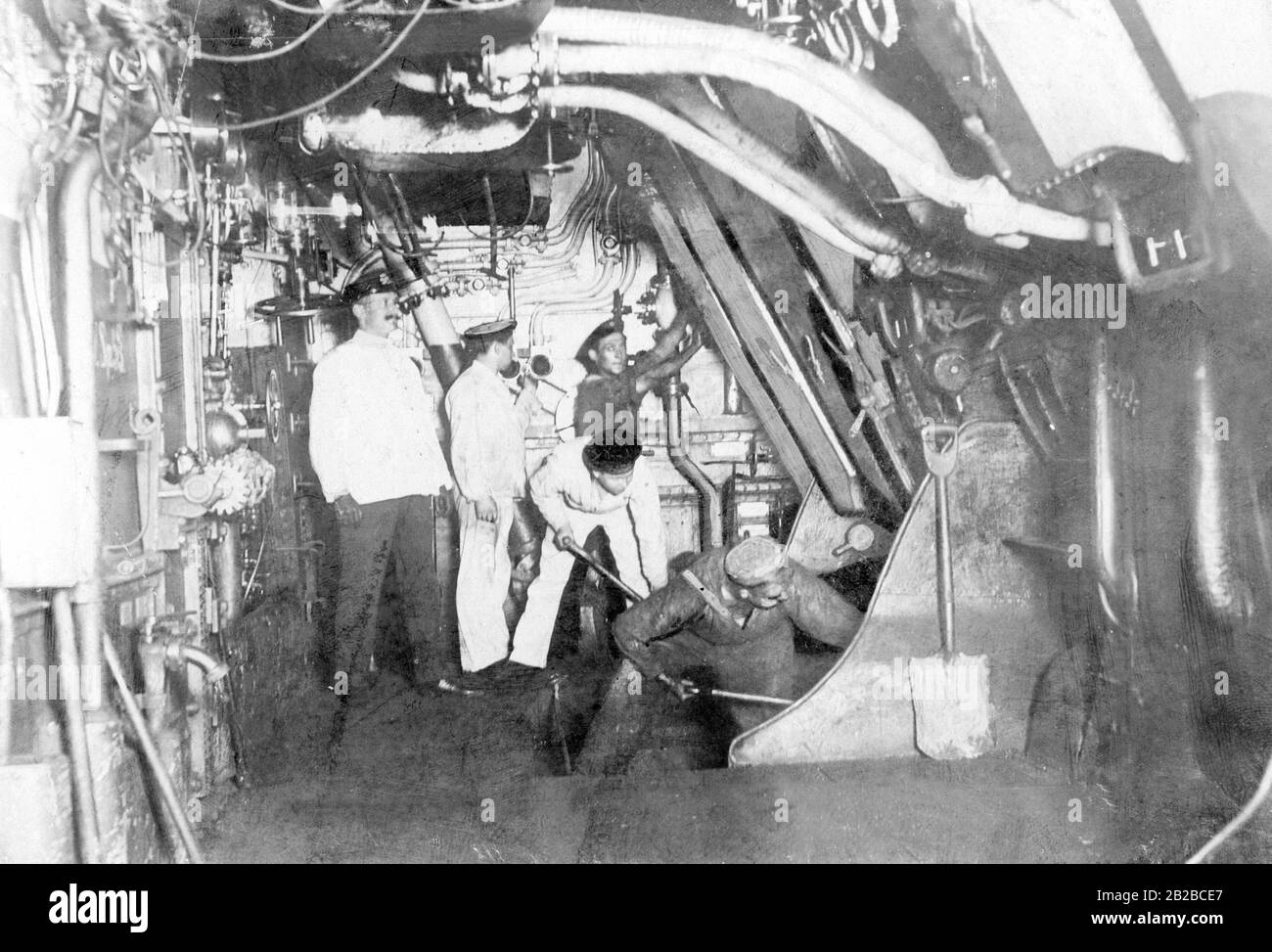 Schiff stochern an Bord eines deutschen Kriegsschiffs der Kaiserlichen Marine. Sie hatten praktisch keine Überlebenschance, wenn das Schiff sank oder Feuer fing. Als die deutsche Admiralität im November 1918 den letzten Kampf gegen die Engländer proklamierte, löschten die Stoker das Feuer unter den Kesseln, das die Meuterei des Seglers ausführte. Undatiertes Foto Stockfoto
