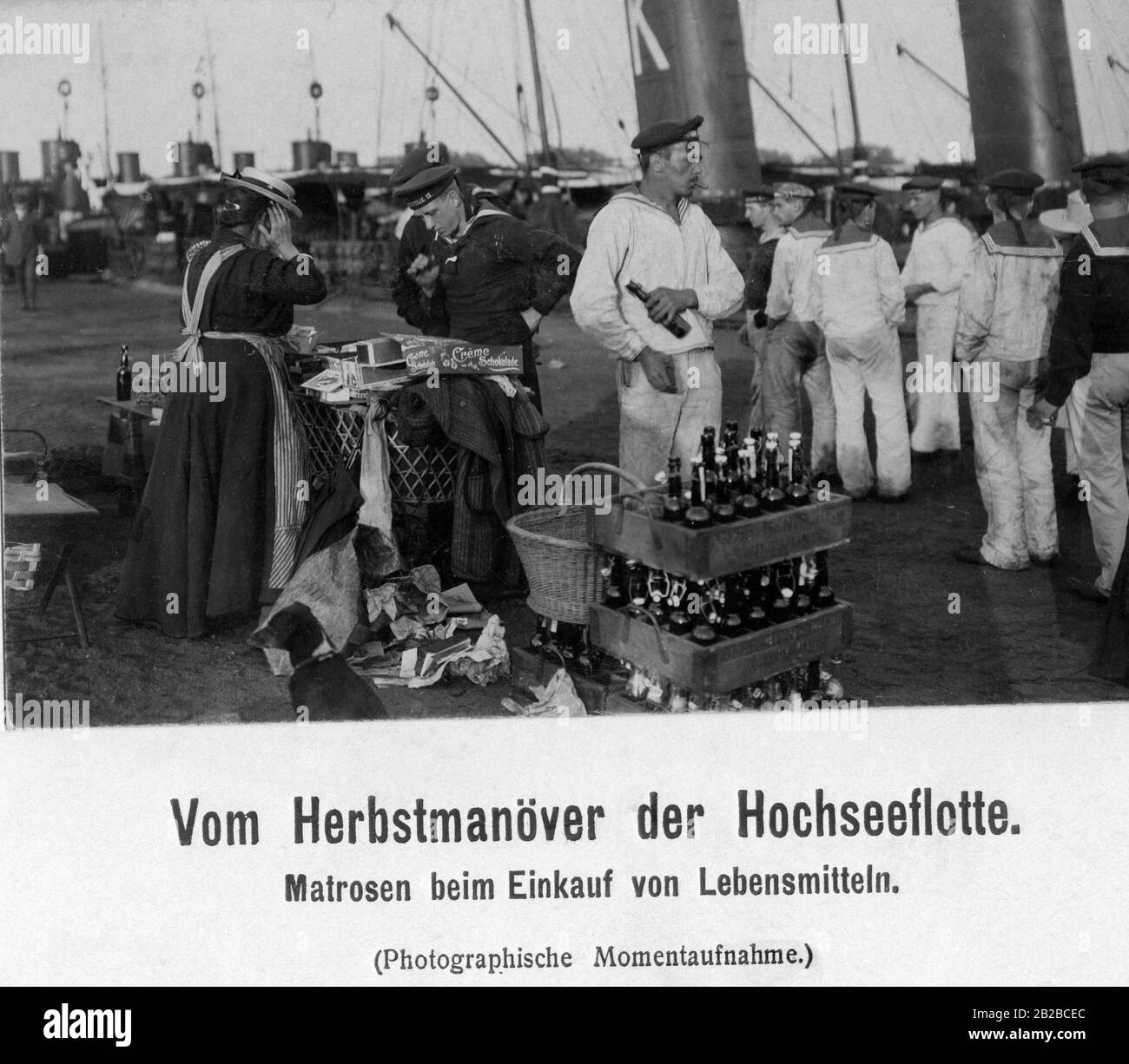 Seeleute kaufen am Kai nach Nahrung, bevor ihre Schiffe zu ihren Herbstmanövern auslaufen. Stockfoto