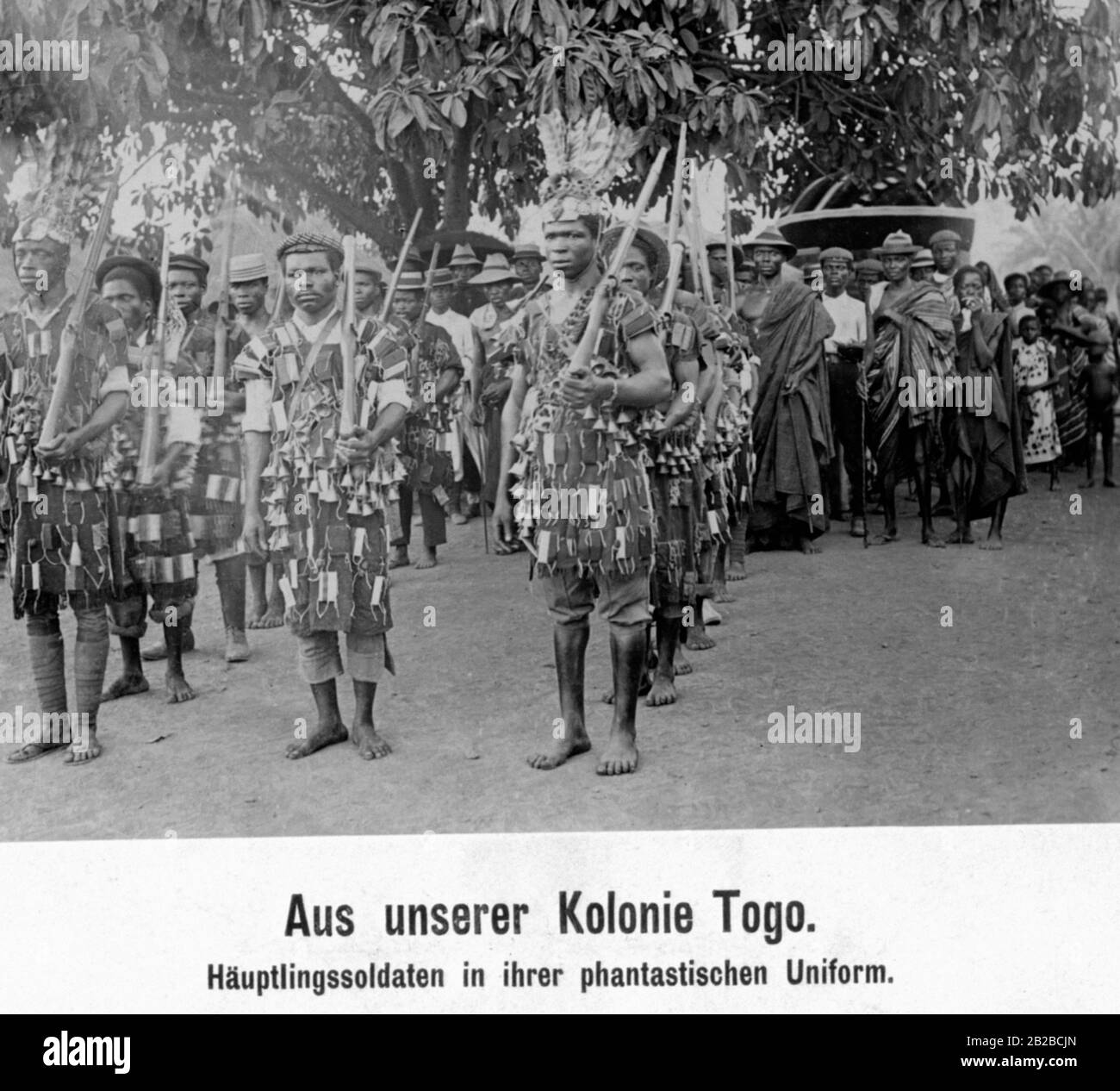 Einheimische Soldaten in dekorierten Uniformen in der ehemaligen deutschen Kolonie Togo. Stockfoto