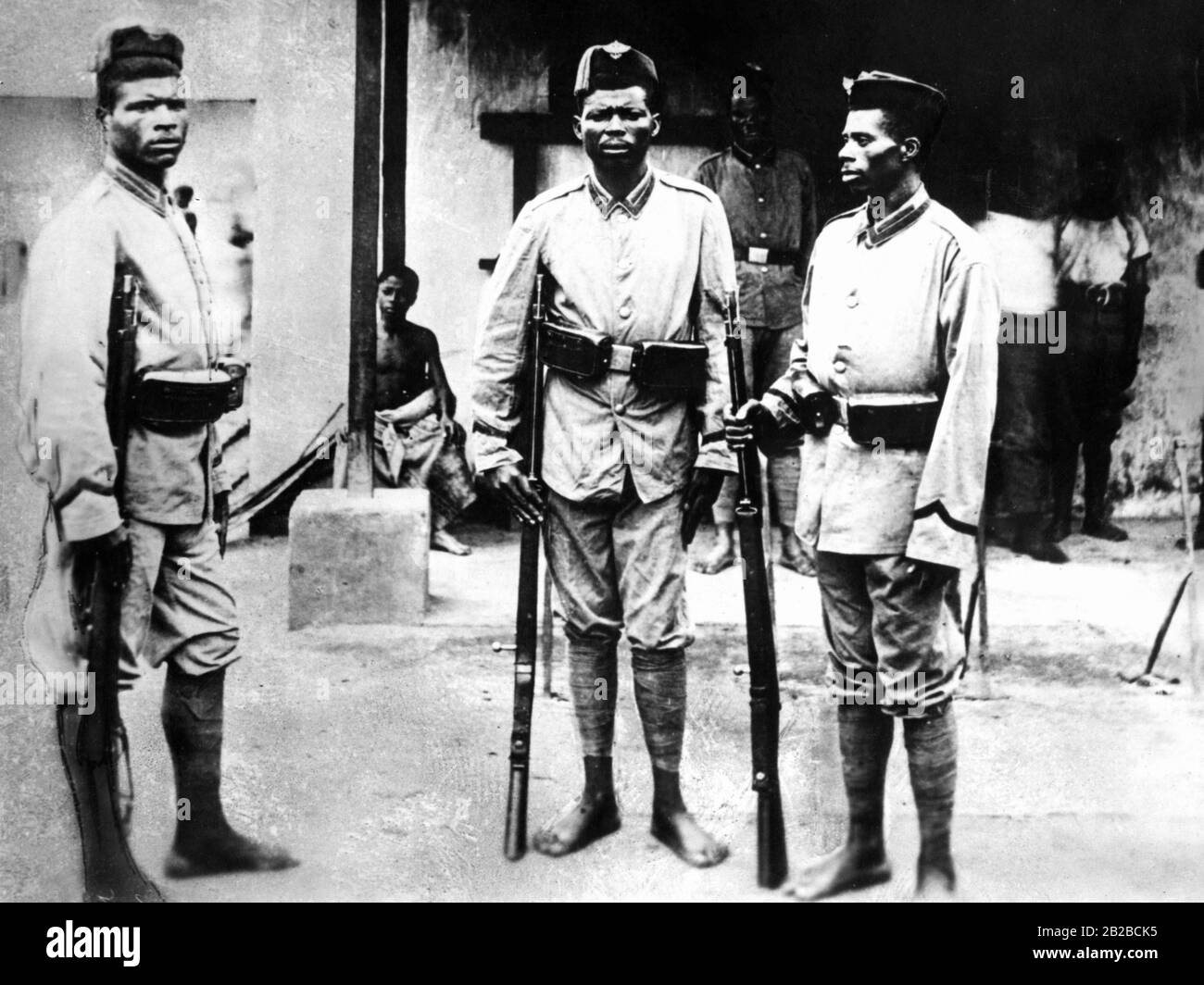 Einheimische Soldaten der deutschen Schutztruppe in Kamerun. Undatiertes Bild. Stockfoto