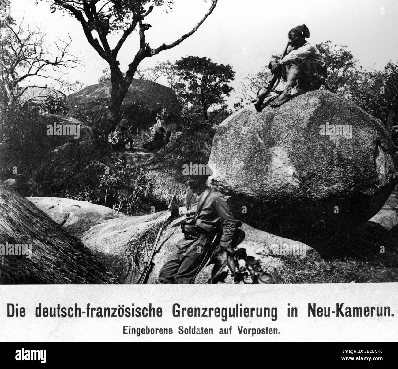 Einheimische Soldaten an einem Außenposten zur Grenzregulierung in Neukamerun, dem neuen Gebiet der deutschen Kolonie, die ursprünglich zum Kongo gehörte. Stockfoto